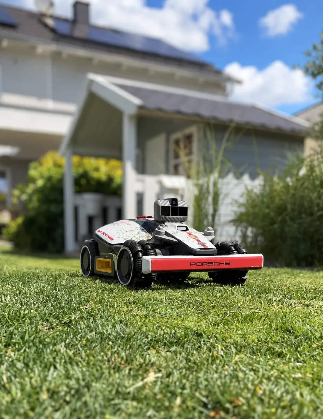 Installierter Mähroboter auf einer gepflegten Rasenfläche