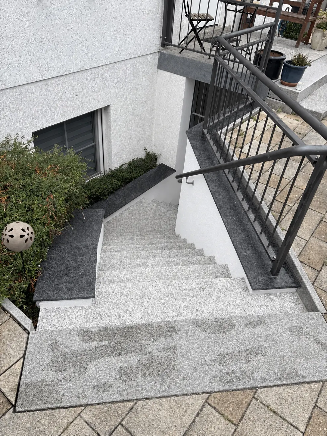 Fertig sanierte Kellertreppe aus Rosa Beta mit Mauerabdeckungen in Steel Grey