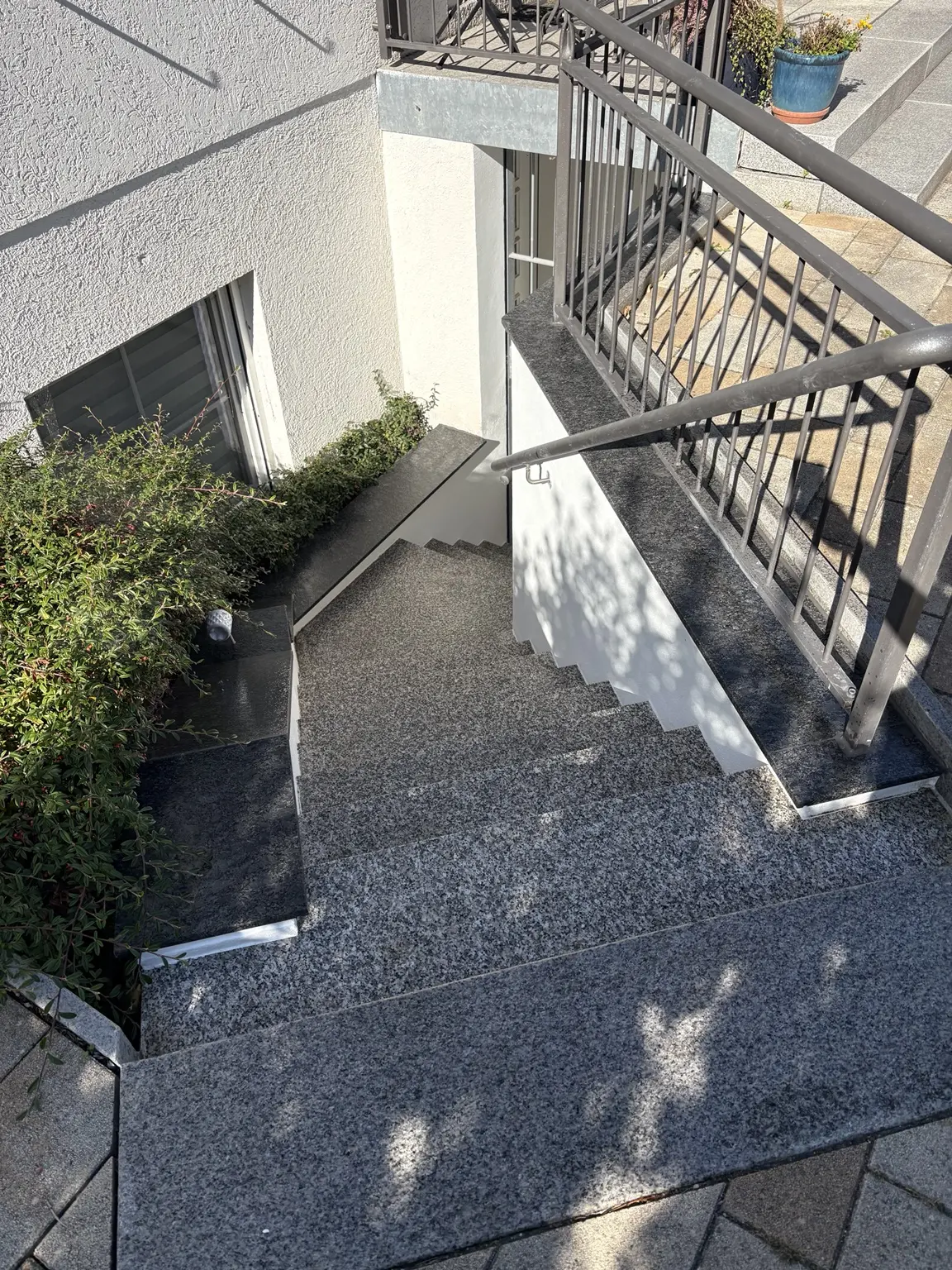 Vollständig fertiggestellte und versiegelte Kellertreppe aus Rosa Beta mit Steel-Grey-Abdeckungen