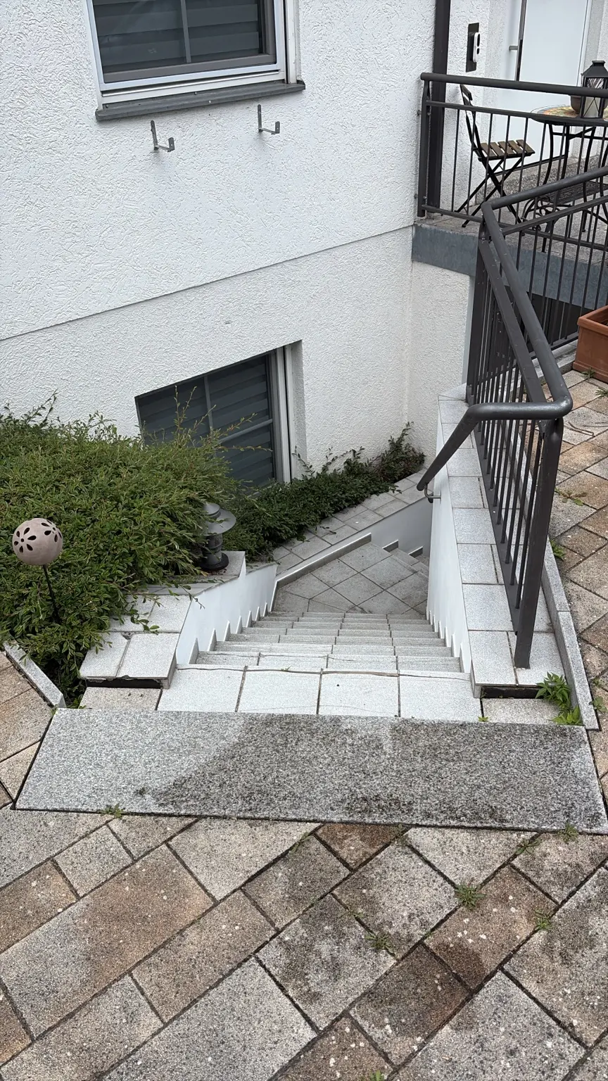Kellertreppe mit altem Fliesenbelag vor der Sanierung
