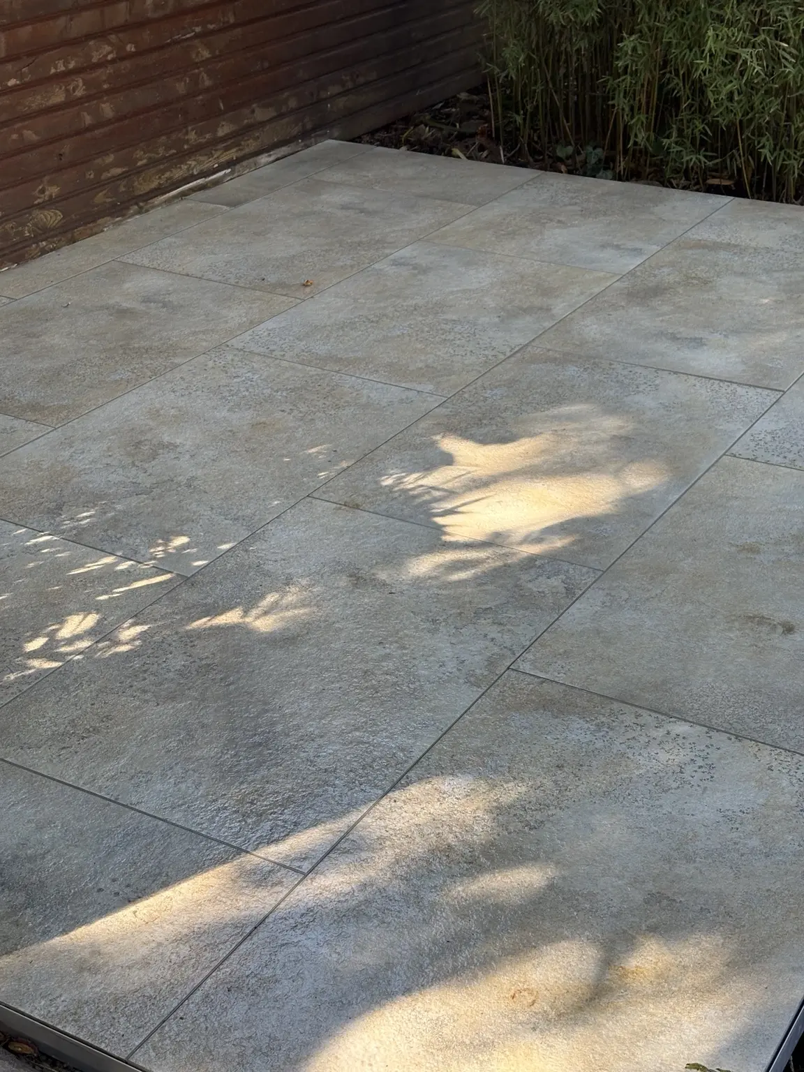 Detailansicht der fertig verlegten Terrassenplatten