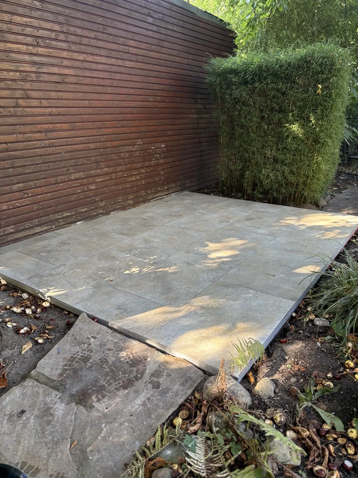 Fertiggestellte Terrassenfläche im Garten