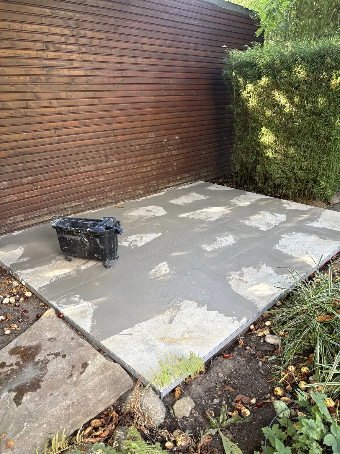 Neue Terrassenplatten während der Verfugung