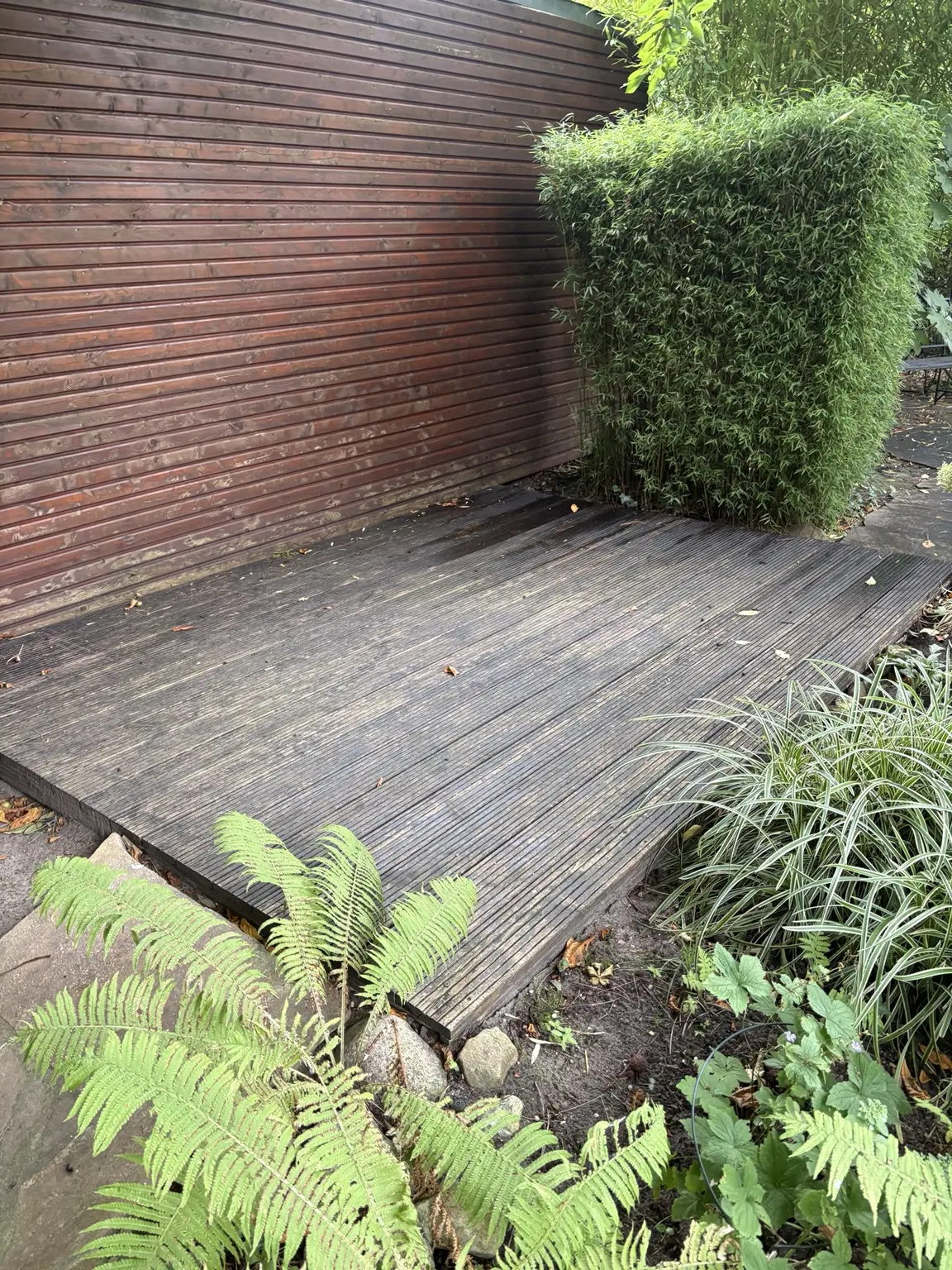Terrassenbereich mit altem Holzdeck vor der Erneuerung