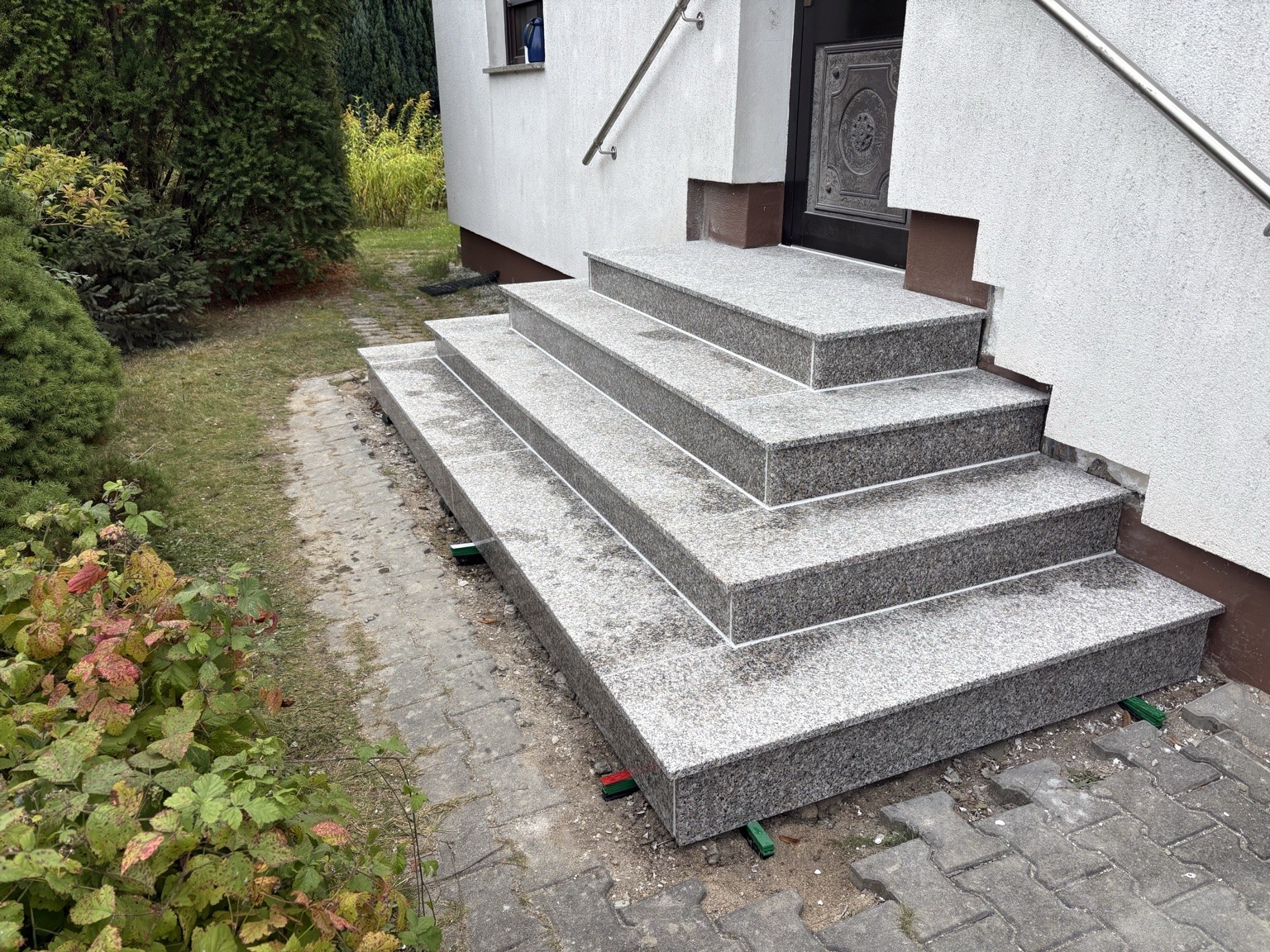 Fertige Eingangstreppe aus Rosa Beta Granit