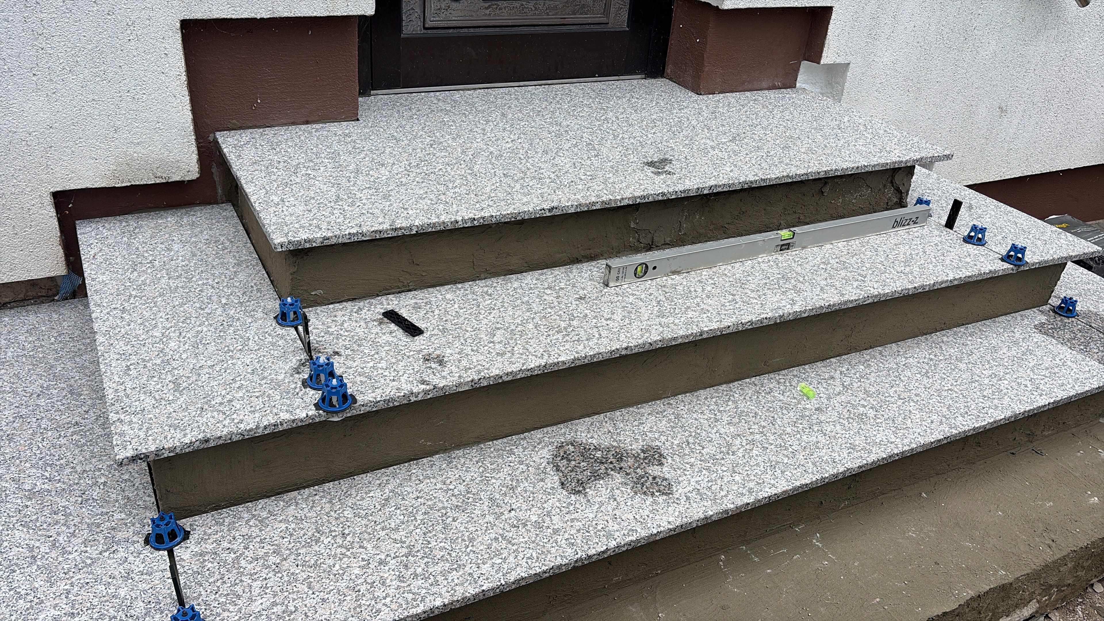 Verlegung der maßgefertigten Granitplatten